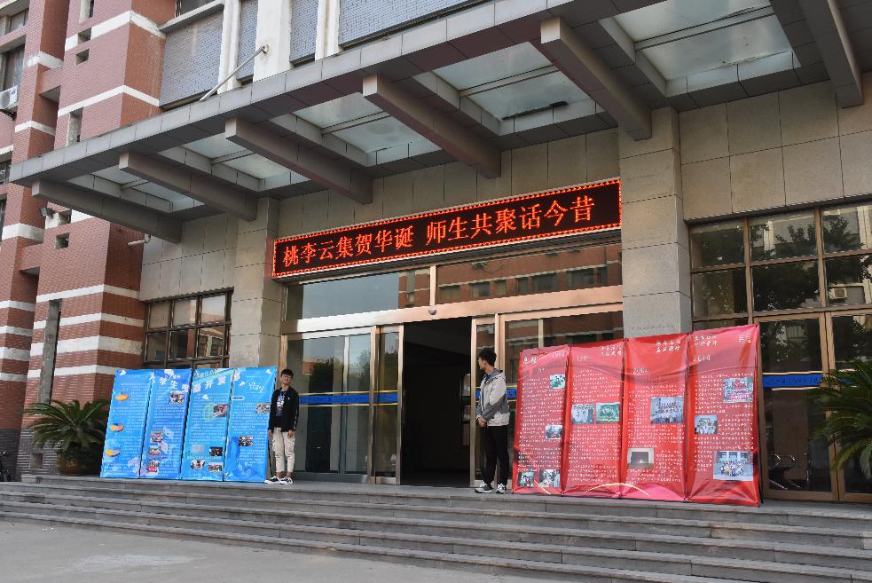1.澳门六合彩开奖结果
楼门口庆典展板展示.jpg
